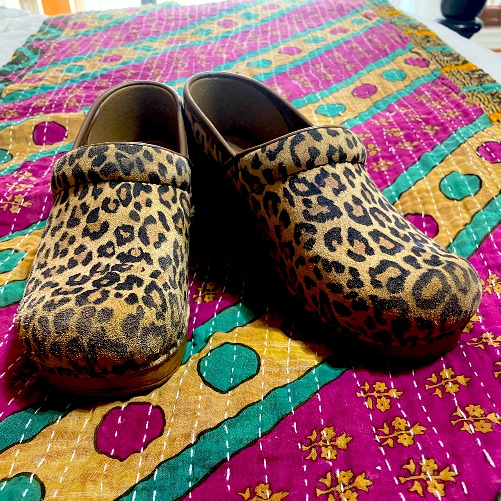Dansko clogs in Suede Leopard print size 39